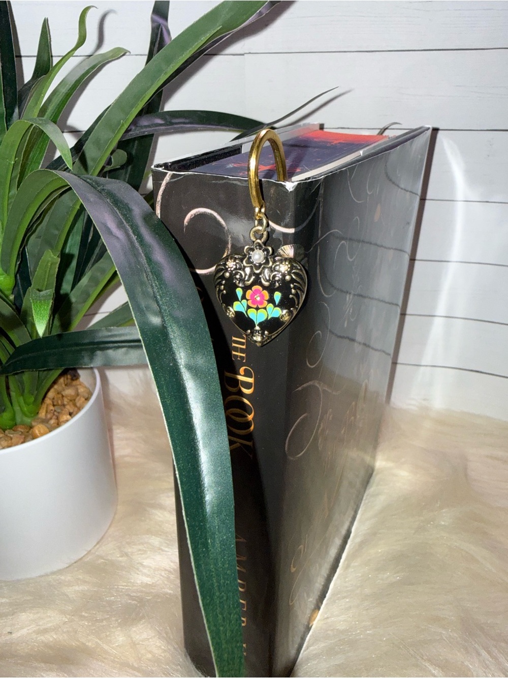 Decorative Heart-Shaped Metal Bookmark with Floral Enamel - Gold and Black